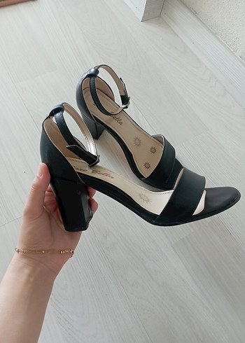 Siyah Topuklu Kadın Sandalet