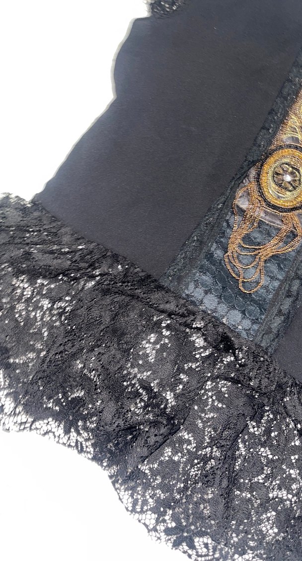 Zincir Detaylı İşlemeli Siyah Mini Bluz - Görsel 4