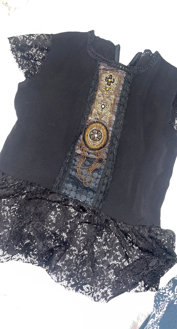 Zincir Detaylı İşlemeli Siyah Mini Bluz - Görsel 3