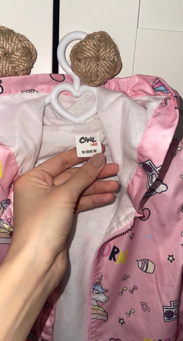 Kız Çocuk Kapüşonlu Pembe Baskılı Yağmurluk - Görsel 3