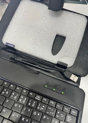 Siyah Taşınabilir Klavyeli Tablet Kılıfı - Görsel 4