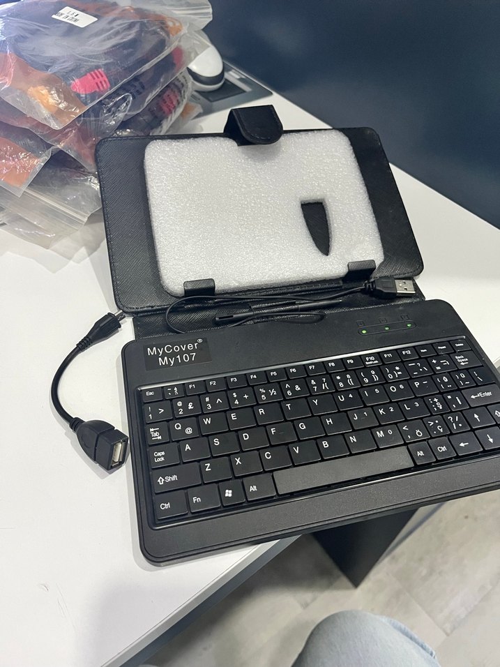 Siyah Taşınabilir Klavyeli Tablet Kılıfı - Görsel 3