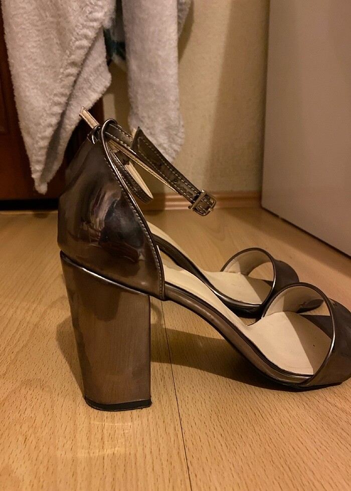 Bronz bant topuklu ayakkabı - Görsel 4