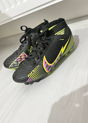 tek ebat Beden Siyah Zebra Desenli Futbol Ayakkabısı