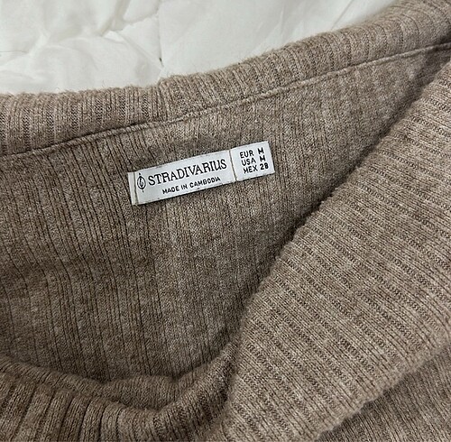Stradivarius Madonna yaka kazak crop