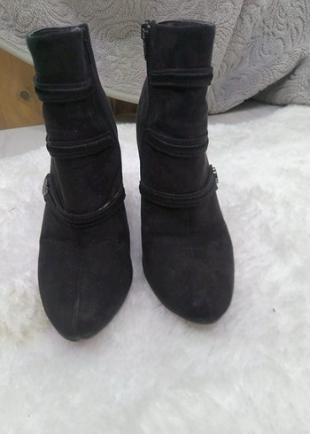 Düğmeli Siyah Süet Topuklu Kadın Bot - Görsel 2