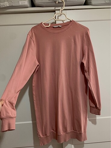 Pembe süveter