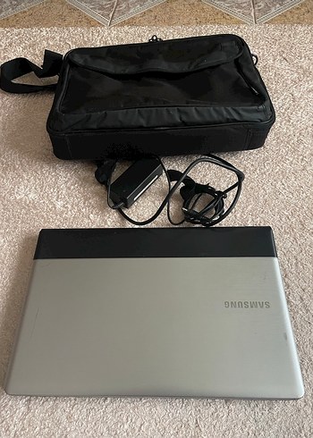 Gri Samsung Laptop - Görsel 2