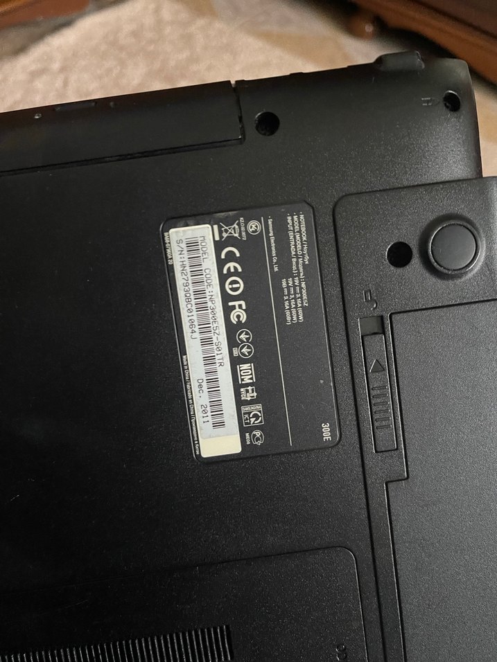 Gri Samsung Laptop - Görsel 3