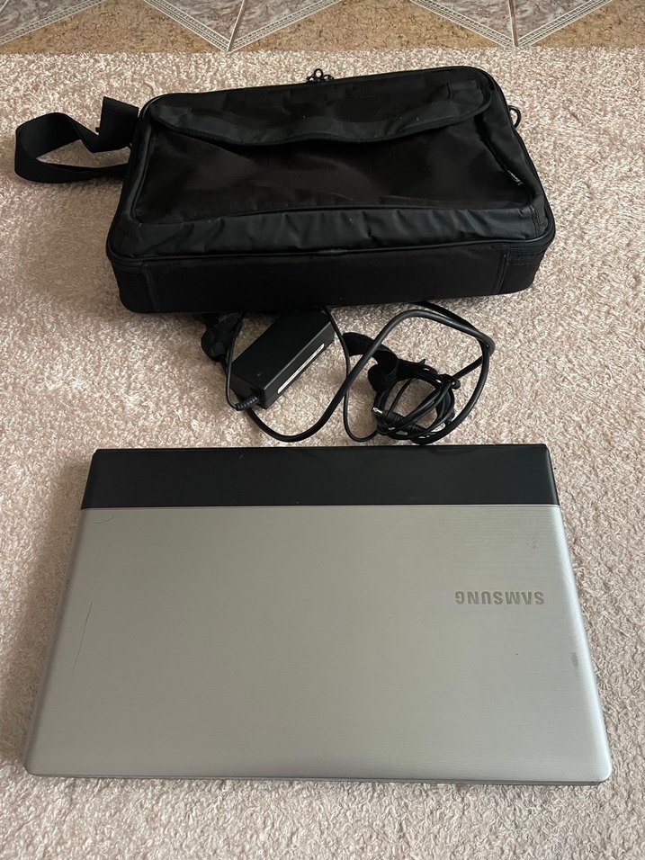 Gri Samsung Laptop - Görsel 2