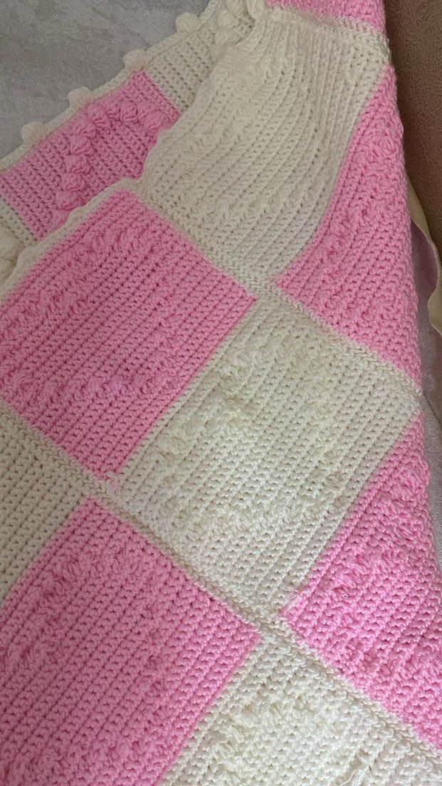 Nakışlı Pembe Örgü Çocuk Battaniyesi - Görsel 3