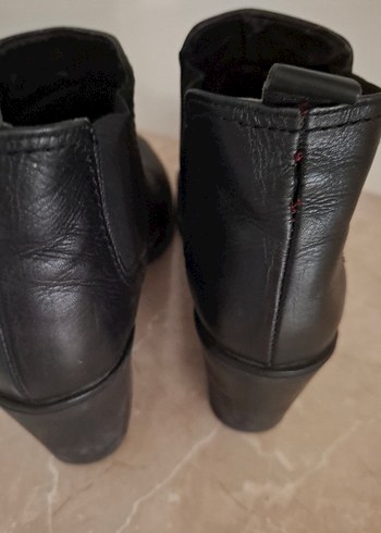38 Beden siyah Renk Siyah Deri Tokalı Kadın Bot