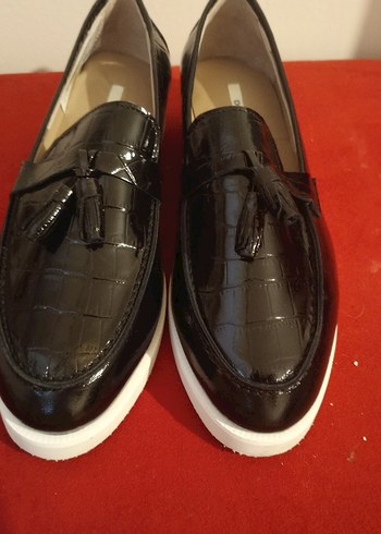 Siyah Yılan Desenli Püsküllü Loafer