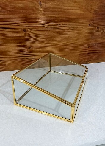Altın renk kapaklı cam kutu 