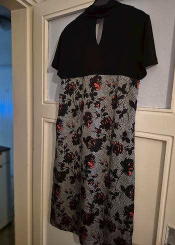 V Yaka robadan diz boyu Uzun Desenli Kadın Elbise - Görsel 3