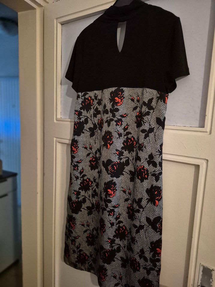 V Yaka robadan diz boyu Uzun Desenli Kadın Elbise - Görsel 3