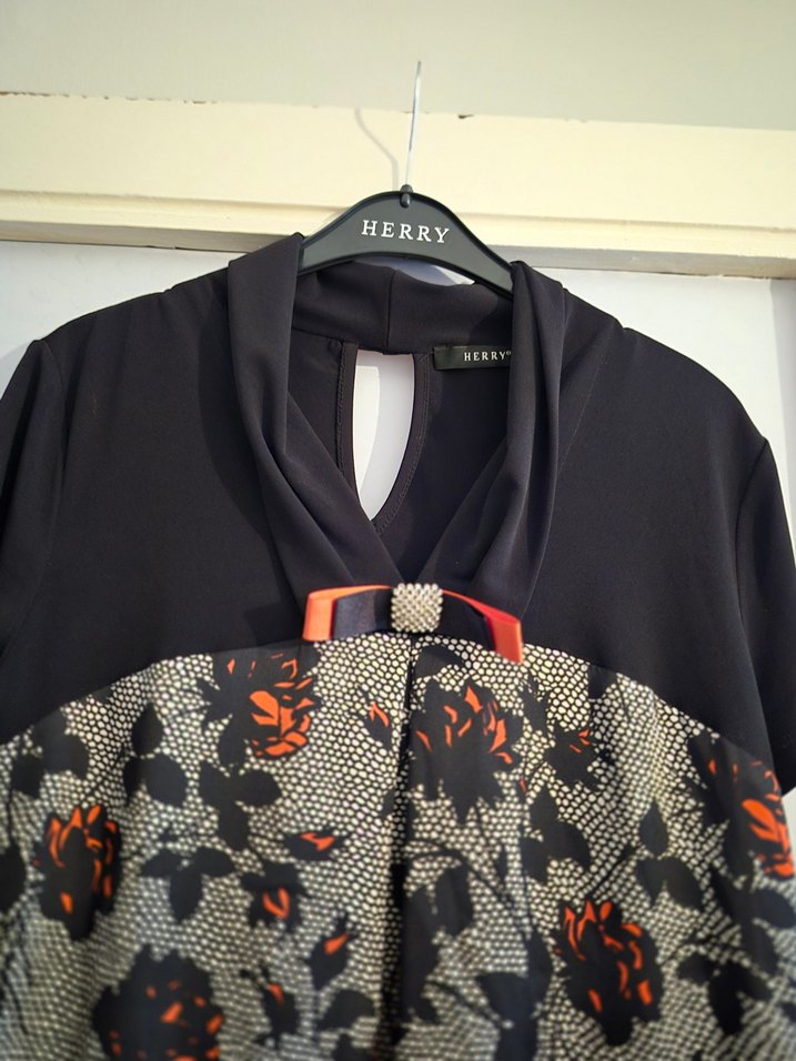 V Yaka robadan diz boyu Uzun Desenli Kadın Elbise - Görsel 2