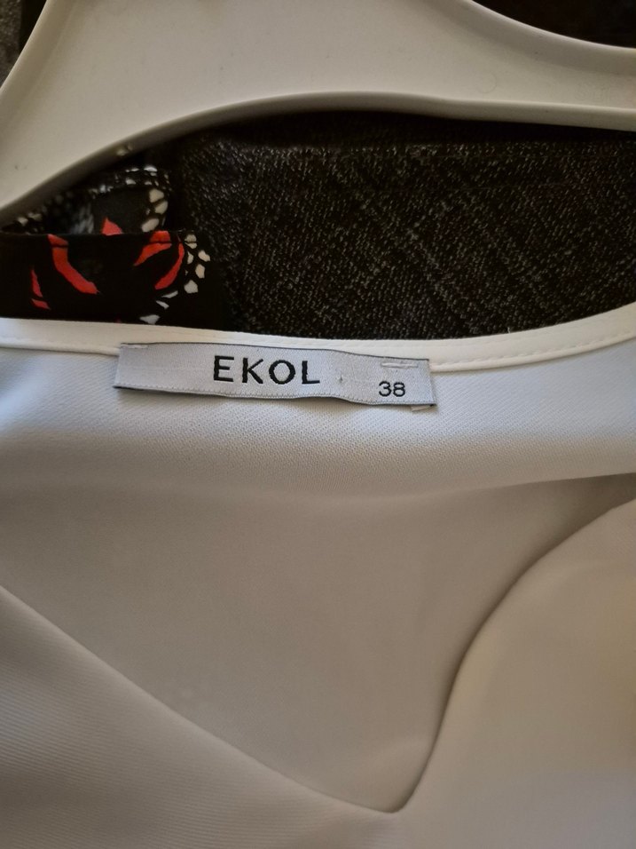 Krem V Yaka Düğmeli Kadın Gömlek - Görsel 3