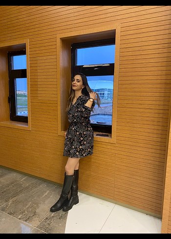 Çiçek desenli kemerli kadife elbise - Görsel 2