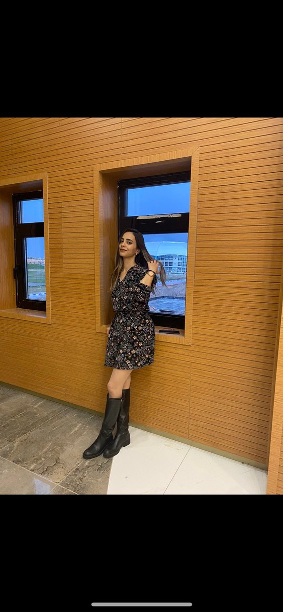 Çiçek desenli kemerli kadife elbise - Görsel 2