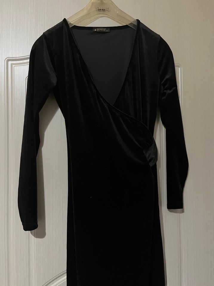 Siyah yırtmaçlı kadife elbise - Görsel 2