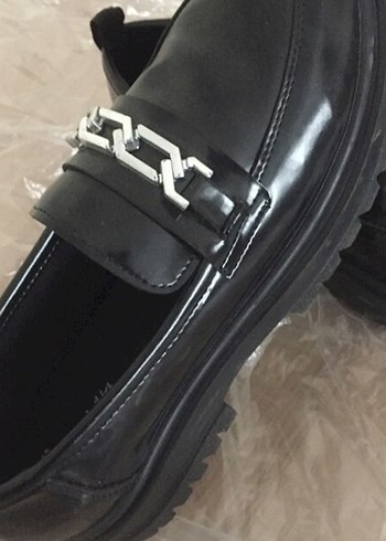 Parlak Siyah Zincir Detaylı Topuklu Loafer - Görsel 3