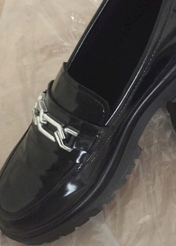 Parlak Siyah Zincir Detaylı Topuklu Loafer - Görsel 2