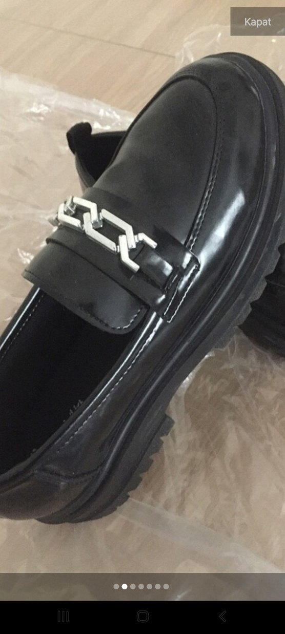 Parlak Siyah Zincir Detaylı Topuklu Loafer - Görsel 3