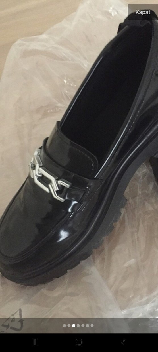 Parlak Siyah Zincir Detaylı Topuklu Loafer - Görsel 2