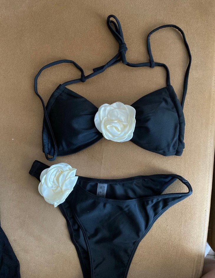 Siyah etekli Bikini Set Beyaz Çiçek Detaylı - Görsel 2