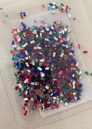 Renkli minik taşlar  Tırnak Süslemeleri - Görsel 3