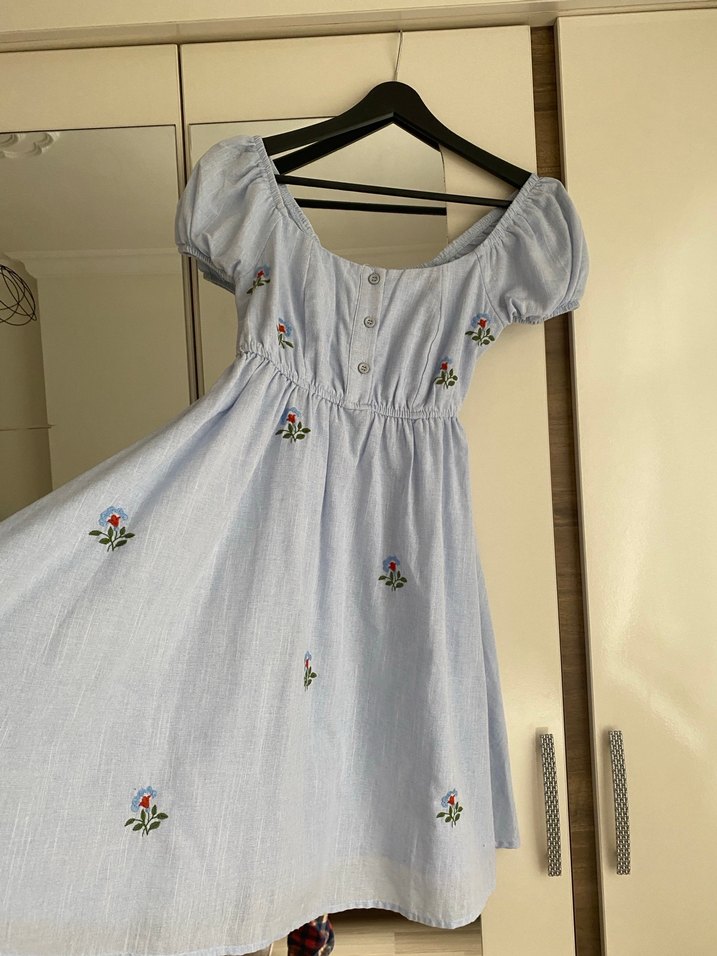 Çiçek işlemeli keten elbise - Görsel 2