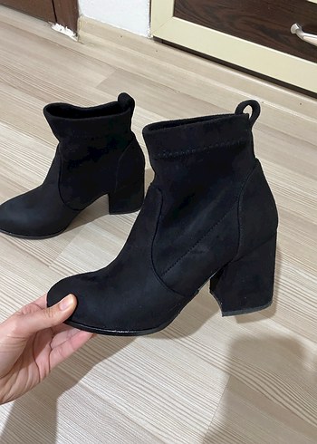 Siyah Süet Topuklu Bot - Görsel 2