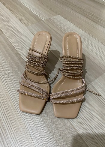 Taşlı bağcıklı topuklu ayakkabı - Görsel 3