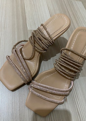 Taşlı bağcıklı topuklu ayakkabı - Görsel 7