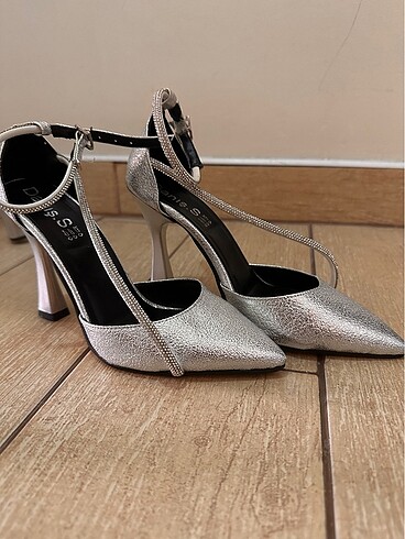35 Beden Bantlı Stiletto