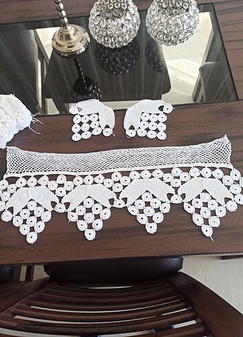  Beden Nevresim veya pike takımı için örülmüş dantel.