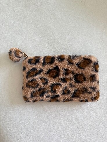 Leopar tüylü makyaj çantası