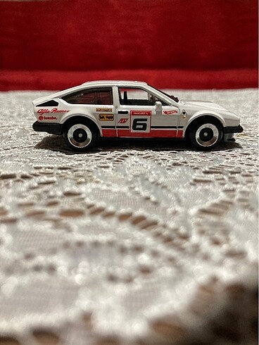 Hot Wheels Alfa Romeo GTV6 3.0 Beyaz