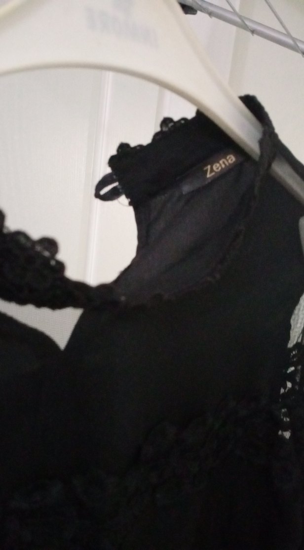 Dantel Detaylı Siyah V Yakalı Bluz - Görsel 3