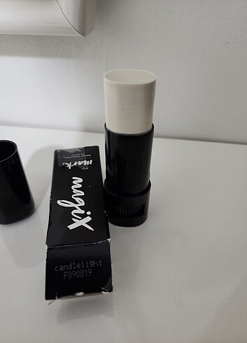 Highlighter şakaklara ve göz pınarlarına