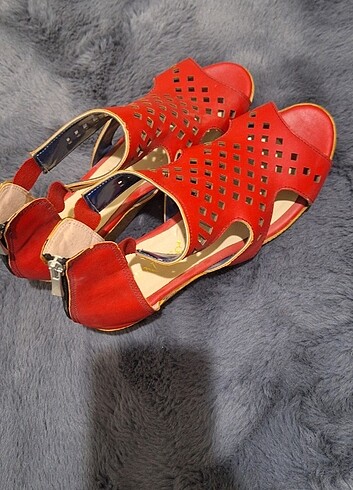Kırmızı yazlık ayakkabı