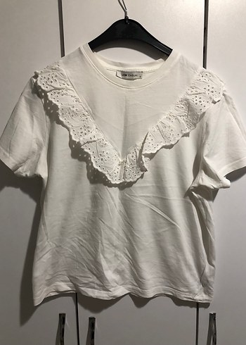 LC Waikiki Beyaz Nakışlı Fırfırlı Kısa Kollu Bluz