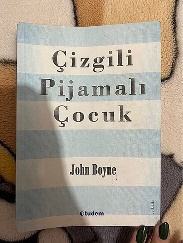 Çizgili pijamalı çocuk