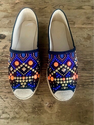 #Rouge nubuk taşlı pullu espadril