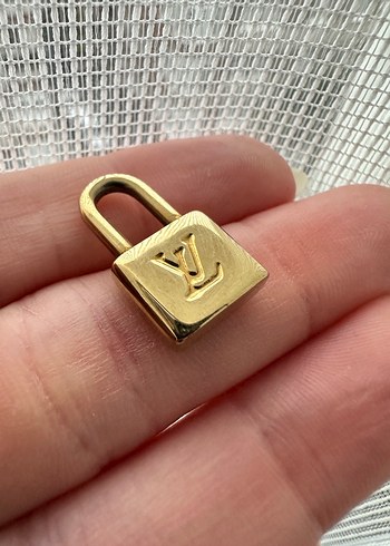 Louis Vuitton Altın Renkli Mini Kilit Charm - Görsel 2