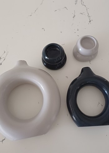 Gri ve Beyaz Dekoratif Vazolar - Görsel 2