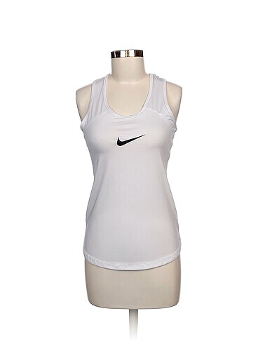 Nike T-shirt %70 İndirimli.
