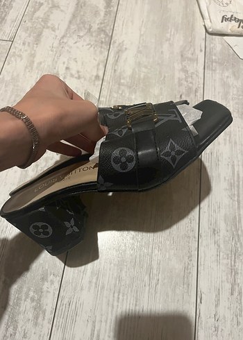 Kadın Siyah Baskılı Tokalı Topuklu Terlik - Görsel 2