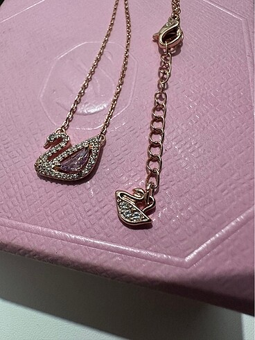 Beden Swarovski Pembe Kuğu Kolye + Pembe Kutu